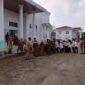 Pegawai Dinas Parpora tampak akrab usai apel. Komitmen para pegawai menjadikan wisata Kepahiang bebas Pungli.