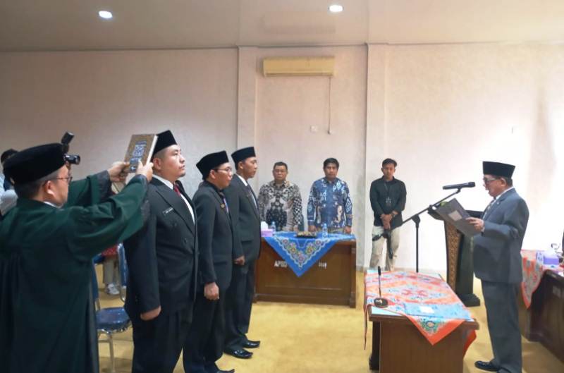 Prosesi pelantikan dan pengambilan sumpah jabatan kepala BPBD Kepahiang bersama 2 kepala OPD lainnya.