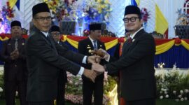 Bupati, Hidayatullah Sjahid menyaksikan penyerahan palu sidang pada ketua DPRD Kepahiang periode 2024-2029.
