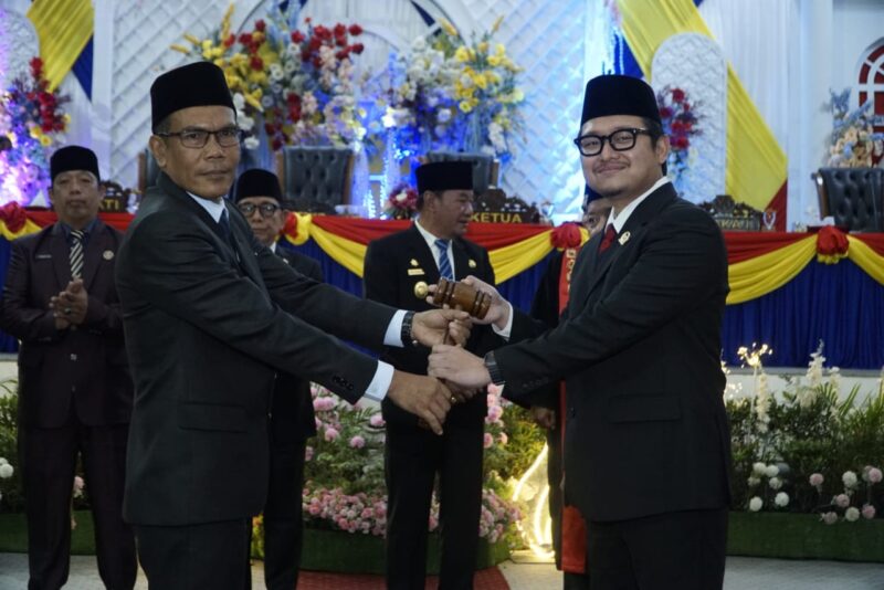 Bupati, Hidayatullah Sjahid menyaksikan penyerahan palu sidang pada ketua DPRD Kepahiang periode 2024-2029.

