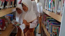 Para siswa tampak semangat berkunjung ke perpustakaan umum daerah Kepahiang.