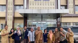 Kunjungan perpusatakaan provinsi ke perpustakaan Kepahiang berfoto bersama di depan gedung Perpusakaan Kepahiang yang megah.
