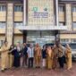 Kunjungan perpusatakaan provinsi ke perpustakaan Kepahiang berfoto bersama di depan gedung Perpusakaan Kepahiang yang megah.