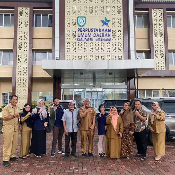 Kunjungan perpusatakaan provinsi ke perpustakaan Kepahiang berfoto bersama di depan gedung Perpusakaan Kepahiang yang megah.