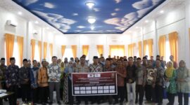 Para peserta dialog menandatangani dan mendeklarasikan Pilkada Damai