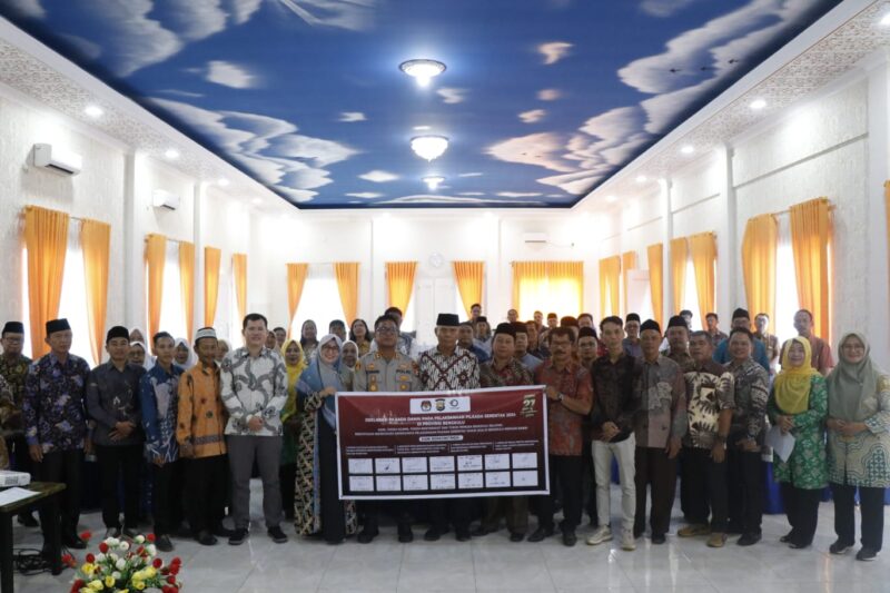 Para peserta dialog menandatangani dan mendeklarasikan Pilkada Damai
