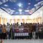 Para peserta dialog menandatangani dan mendeklarasikan Pilkada Damai