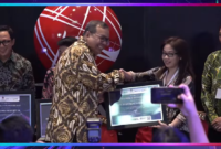 Dirut BEI, Iman Rachman memberikan sertifikat pada sekuritas saat pembukaan CMSE 2024.