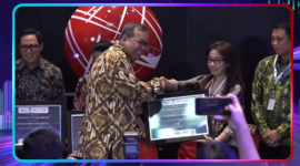 Dirut BEI, Iman Rachman memberikan sertifikat pada sekuritas saat pembukaan CMSE 2024.