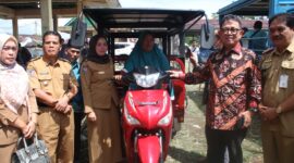 Dinsos menyalurkan bantuan perlatan yang dapat membantu penyandang disabilitas menjadi insan mandiri, beberapa waktu lalu.