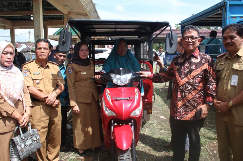 Dinsos menyalurkan bantuan perlatan yang dapat membantu penyandang disabilitas menjadi insan mandiri, beberapa waktu lalu.