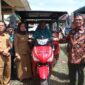 Dinsos menyalurkan bantuan perlatan yang dapat membantu penyandang disabilitas menjadi insan mandiri, beberapa waktu lalu.
