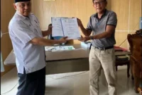 Serah terima jabatan dari Mukhtar pada Zikrullah di kantor perpustakaan dan kearsipan.