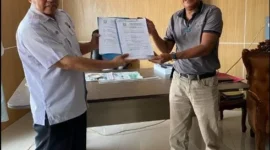 Serah terima jabatan dari Mukhtar pada Zikrullah di kantor perpustakaan dan kearsipan.