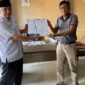 Serah terima jabatan dari Mukhtar pada Zikrullah di kantor perpustakaan dan kearsipan.