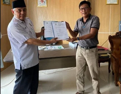 Serah terima jabatan dari Mukhtar pada Zikrullah di kantor perpustakaan dan kearsipan.