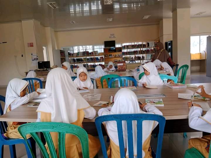 Para siswa membaca buku di perpustakaan, ke depan berkunjung dan membaca buku di perpustakaan Kepahiang dapat dilakukan secara virtual