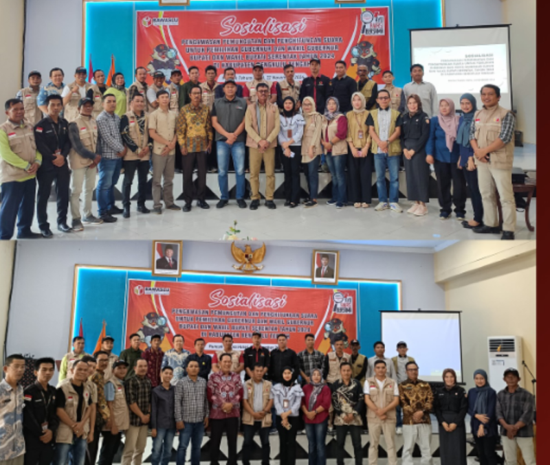 Peserta sosialisasi dan simulasi menjelang pungut hitung berfoto bersama dengan narasumber