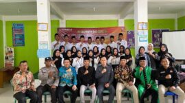 Korsek Bawaslu Benteng, Pory Rusman Jaya berfoto bersama dengan Panwascam, staf dan PTPS se Karang Tinggi usai pelaksanaan pelantikan PTPS.