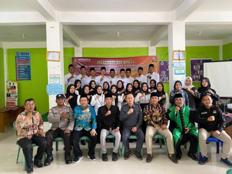 Korsek Bawaslu Benteng, Pory Rusman Jaya berfoto bersama dengan Panwascam, staf dan PTPS se Karang Tinggi usai pelaksanaan pelantikan PTPS.