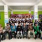 Korsek Bawaslu Benteng, Pory Rusman Jaya berfoto bersama dengan Panwascam, staf dan PTPS se Karang Tinggi usai pelaksanaan pelantikan PTPS.
