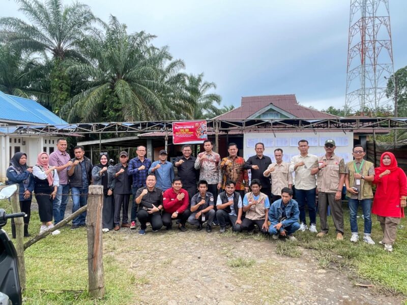 Komisoner Bawaslu Benteng berfoto bersama usai pelaksanaan PSU di TPS 1 Taba Lagan