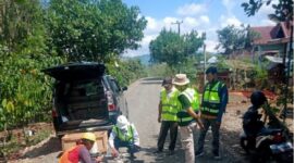 Tim PUPR melakukan pengecekan kualitas jalan yang dibangun menggunakan DAK