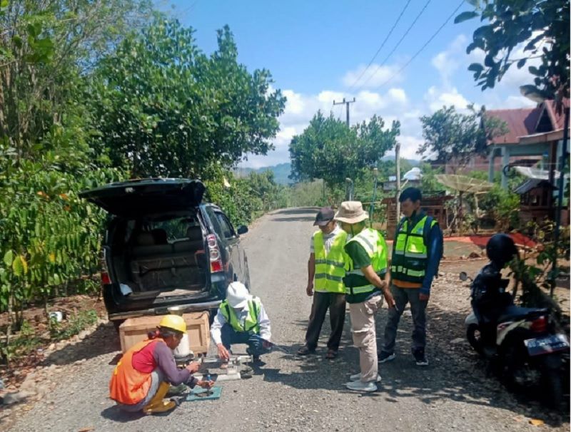 Tim PUPR melakukan pengecekan kualitas jalan yang dibangun menggunakan DAK