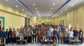 Foto bersama para peserta rapat evaluasi kapasitas bagi pengawas ad-hoc pasca pengawasan tahapan pemilihan kepala daerah serentak tahun 2024