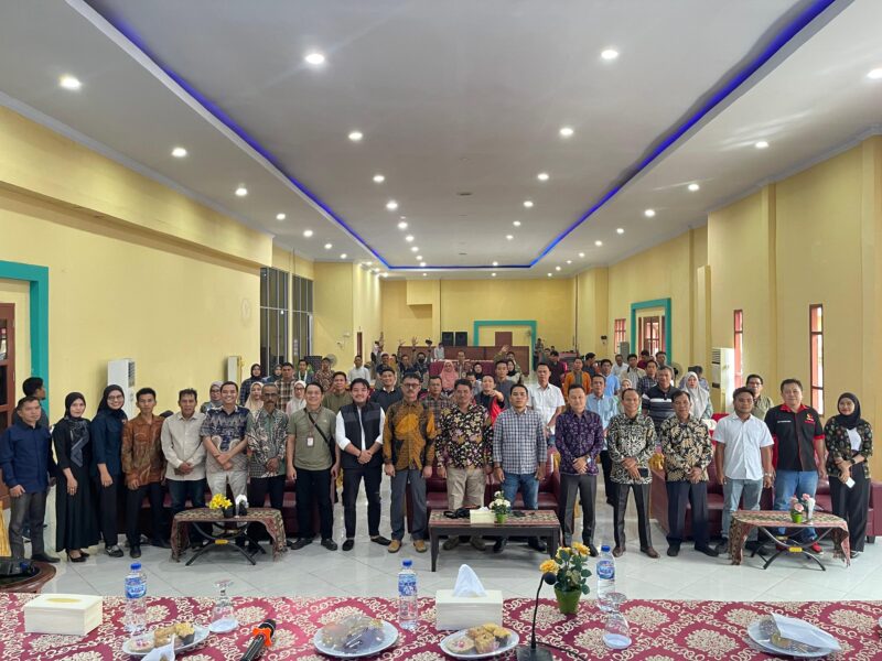 Foto bersama para peserta rapat evaluasi kapasitas bagi pengawas ad-hoc pasca pengawasan tahapan pemilihan kepala daerah serentak tahun 2024
