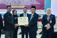Komisioner Bawaslu Benteng, Brotoseno menerima form hasil pleno rekapitulasi perolehan suara Paslon bupati-wakil bupati dan Paslon gubernur-wakil gubernur
