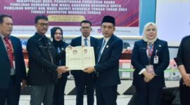 Komisioner Bawaslu Benteng, Brotoseno menerima form hasil pleno rekapitulasi perolehan suara Paslon bupati-wakil bupati dan Paslon gubernur-wakil gubernur