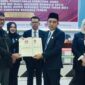 Komisioner Bawaslu Benteng, Brotoseno menerima form hasil pleno rekapitulasi perolehan suara Paslon bupati-wakil bupati dan Paslon gubernur-wakil gubernur