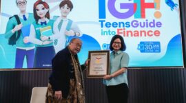 Lanny Budiati, Direktur Utama BCA Digital menerima piagam Rekor MURI dari Jaya Suprana, Founder dan Ketua Umum MURI
