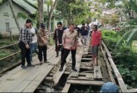 Wakil Bupati, ketua DPRD dan Kepala Dinas PUPR saat sidak jembatan Sidodadi-Kampung Bogor 