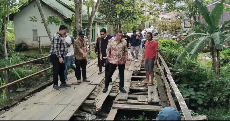 Wakil Bupati, ketua DPRD dan Kepala Dinas PUPR saat sidak jembatan Sidodadi-Kampung Bogor 