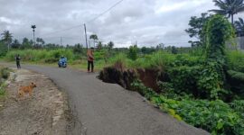 Kondisi jalan menuju Desa Karang Endah yang rusak akibat longsor