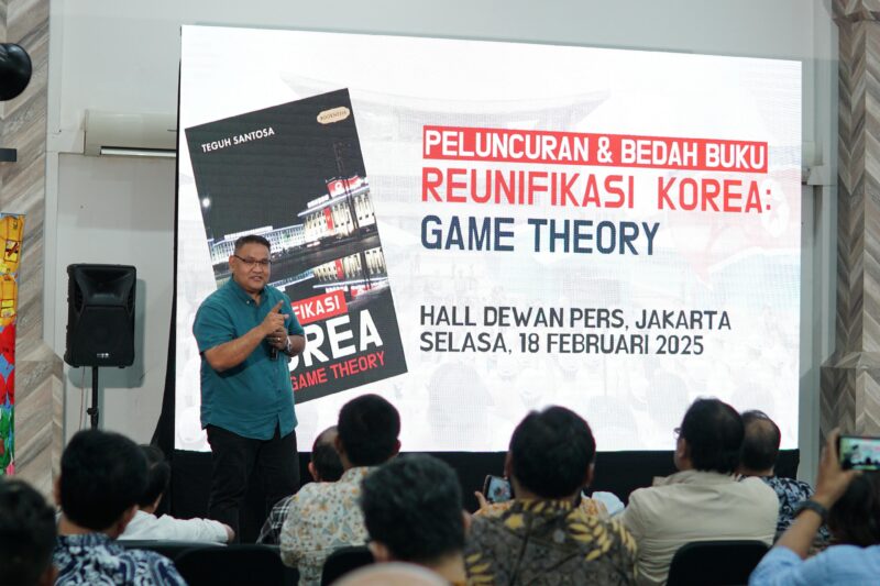 Ketua JMSI, Teguh Santosa memaparkan karya tulisnya pada peluncuran dan bedah buku Reunifikasi Korea.