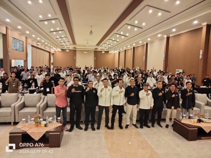 Peserta OKK PWI Banten berfoto bersama usai acara pembukaan. (foto: PWI/wa)