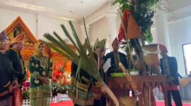 Prosesi pancung tebu saat upacara adat pemberian gelar adat pada bupati dan wakil bupati.
