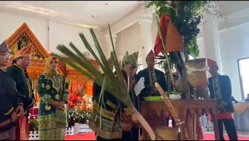 Prosesi pancung tebu saat upacara adat pemberian gelar adat pada bupati dan wakil bupati.