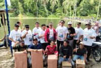 Bupati bersama panitia dan pemenang lomba mancing berfoto bersama.