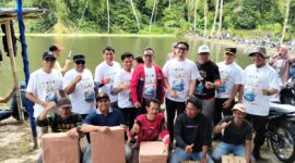 Bupati bersama panitia dan pemenang lomba mancing berfoto bersama.