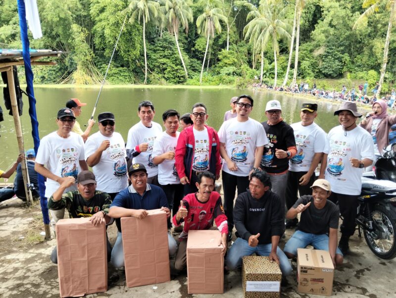 Bupati bersama panitia dan pemenang lomba mancing berfoto bersama.