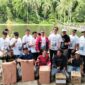 Bupati bersama panitia dan pemenang lomba mancing berfoto bersama.