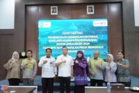 Wabup didampingi Sekda dan tim audit BPK RI Perwakilan Bengkulu berfoto bersama saat entry meeting.