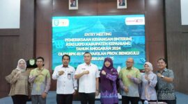 Wabup didampingi Sekda dan tim audit BPK RI Perwakilan Bengkulu berfoto bersama saat entry meeting.