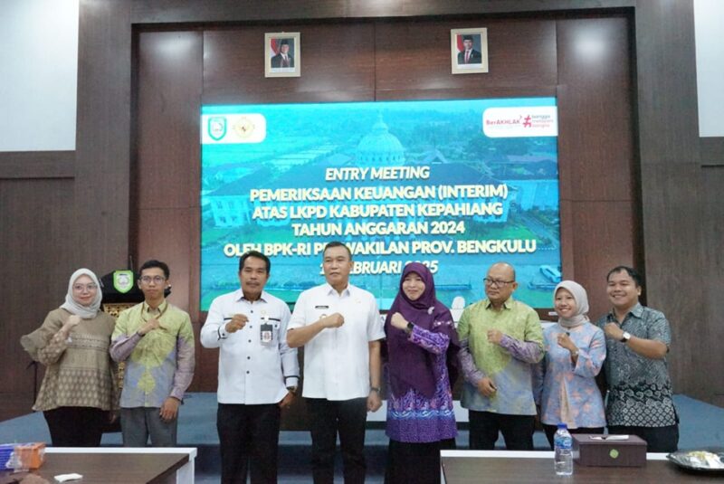 Wabup didampingi Sekda dan tim audit BPK RI Perwakilan Bengkulu berfoto bersama saat entry meeting.