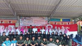 Civitas akademika SMANTEN berfoto bersama usai pembukaan pameran mading merah putih.