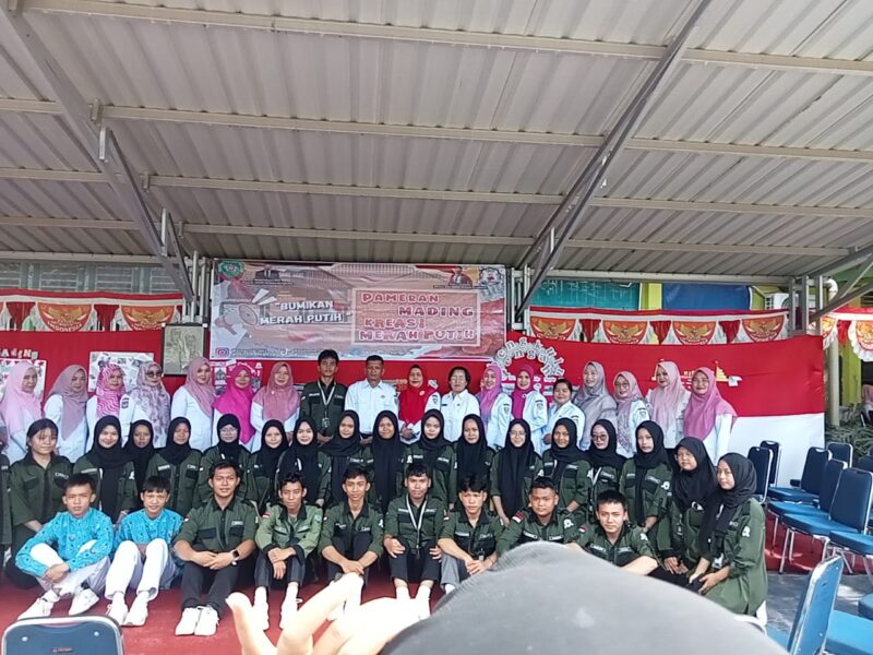 Civitas akademika SMANTEN berfoto bersama usai pembukaan pameran mading merah putih.